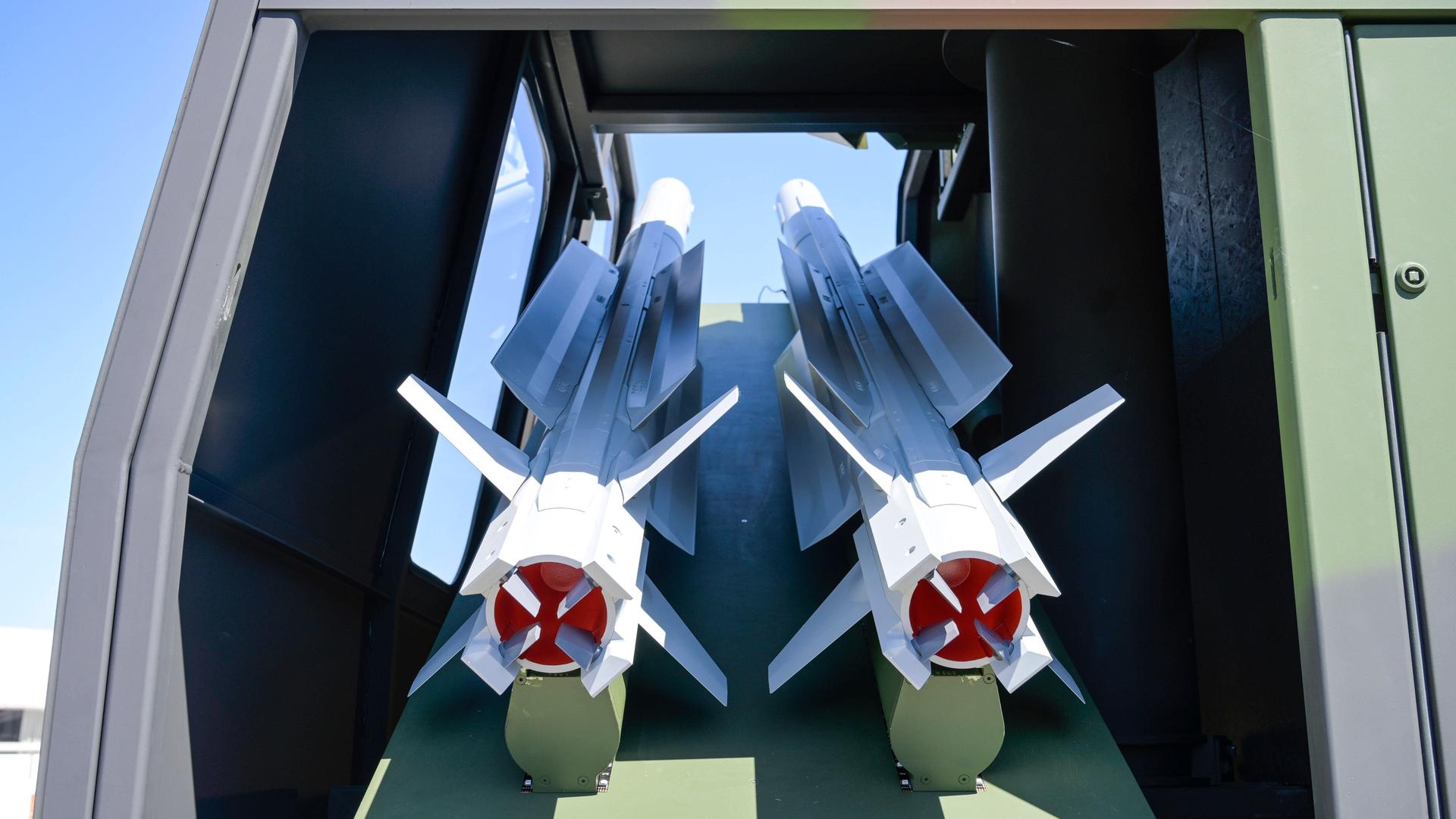Ein Diehl Defence Raketensystem IRIS-T SLS MK III. ILA Internationale Luft- und Raumfahrtausstellung Berlin, Schönefeld, Brandenburg. Ein Diehl Defence Raketensystem IRIS-T SLS MK III. ILA Internationale Luft- und Raumfahrtausstellung Berlin, Schönefeld, Brandenburg.