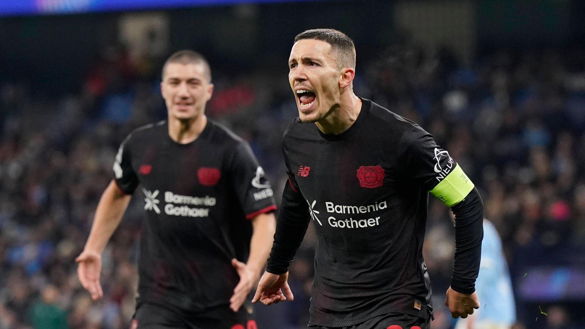 Alex Grimaldo von Bayer Leverkusen bejubelt ein Tor in Manchester Alex Grimaldo von Bayer Leverkusen bejubelt ein Tor in Manchester
