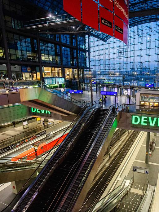 Der leere Hauptbahnhof Berlin während eines Streik der GDL am 7. März 2024 in Berlin.