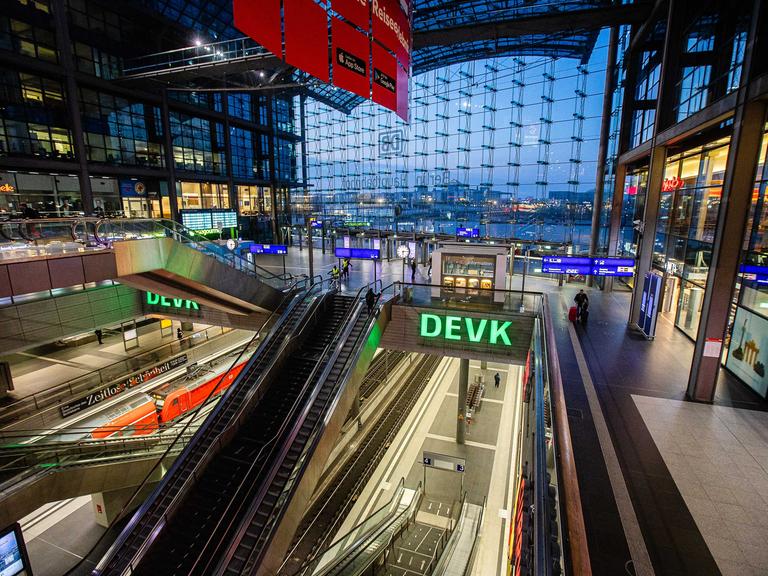 Der leere Hauptbahnhof Berlin während eines Streik der GDL am 7. März 2024 in Berlin.