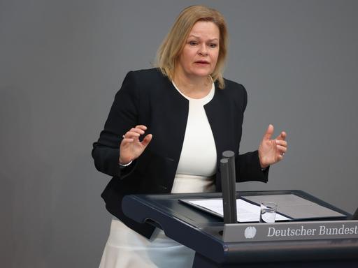 Bundesinnenministerin Nancy Faeser (SPD) am Rednerpult im Deutschen Bundestag