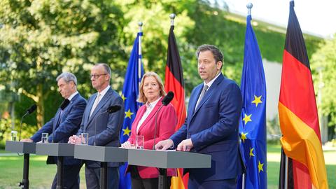 Markus Söder (CSU, l-r), Ministerpräsident von Bayern und CSU Vorsitzender, Bundeskanzler Friedrich Merz (CDU), Bärbel Bas (SPD), Bundesministerin für Arbeit und Soziales, und Lars Klingbeil (SPD), Bundesminister der Finanzen, geben im Garten des Kanzleramtes eine Pressekonferenz.