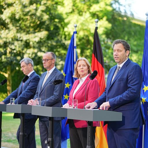 Markus Söder (CSU, l-r), Ministerpräsident von Bayern und CSU Vorsitzender, Bundeskanzler Friedrich Merz (CDU), Bärbel Bas (SPD), Bundesministerin für Arbeit und Soziales, und Lars Klingbeil (SPD), Bundesminister der Finanzen, geben im Garten des Kanzleramtes eine Pressekonferenz.
