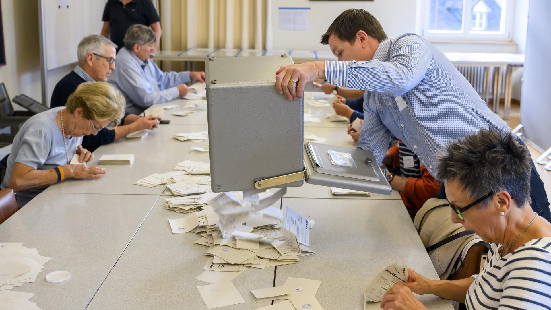 Wahlhelfer zählen Stimmzettel für die Parlamentswahl aus.