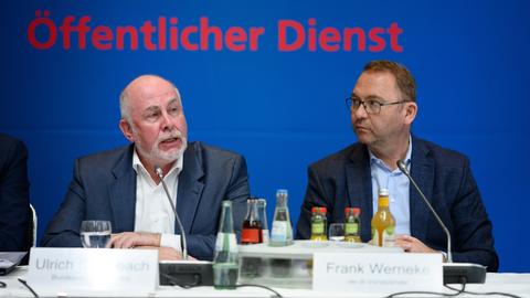 Ulrich Silberbach (l.), Vorsitzender des Deutschen Beamtenbunds, und Frank Werneke, Vorsitzender der Dienstleistungsgewerkschaft Verdi, sitzen auf einer Pressekonferenz nebeneinander. Silberbach spricht.
