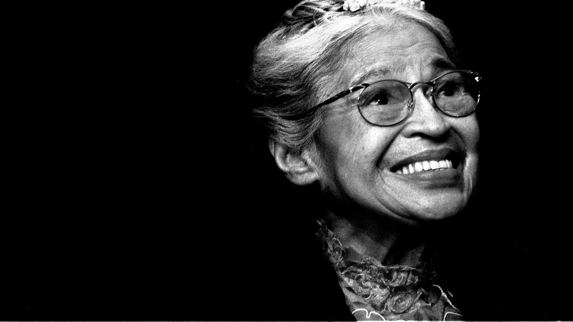 In diesem Schwarz-weiß-Foto vom 28. November 1999 lächelt Rosa Parks während einer Zeremonie in Detroit, Michigan, bei der ihr die goldene Ehrenmedaille des Kongresses verliehen wurde In diesem Schwarz-weiß-Foto vom 28. November 1999 lächelt Rosa Parks während einer Zeremonie in Detroit, Michigan, bei der ihr die goldene Ehrenmedaille des Kongresses verliehen wurde