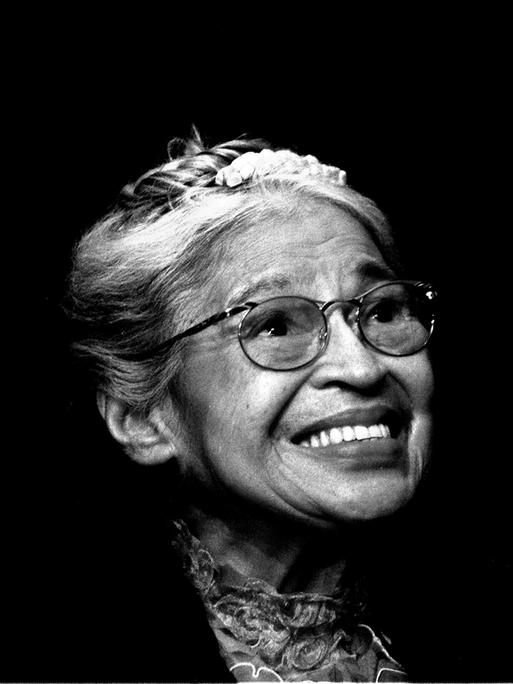 In diesem Schwarz-weiß-Foto vom 28. November 1999 lächelt Rosa Parks während einer Zeremonie in Detroit, Michigan, bei der ihr die goldene Ehrenmedaille des Kongresses verliehen wurde In diesem Schwarz-weiß-Foto vom 28. November 1999 lächelt Rosa Parks während einer Zeremonie in Detroit, Michigan, bei der ihr die goldene Ehrenmedaille des Kongresses verliehen wurde