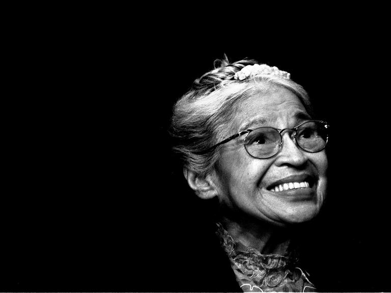 In diesem Schwarz-weiß-Foto vom 28. November 1999 lächelt Rosa Parks während einer Zeremonie in Detroit, Michigan, bei der ihr die goldene Ehrenmedaille des Kongresses verliehen wurde In diesem Schwarz-weiß-Foto vom 28. November 1999 lächelt Rosa Parks während einer Zeremonie in Detroit, Michigan, bei der ihr die goldene Ehrenmedaille des Kongresses verliehen wurde