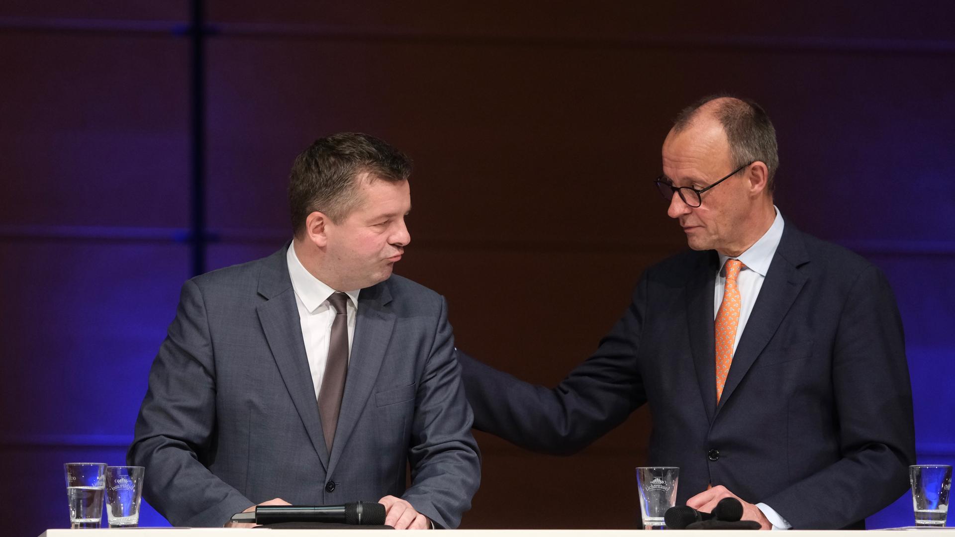 Halle (Saale): Sven Schulze (l, CDU), Wirtschaftsminister des Landes Sachsen-Anhalt, und Bundeskanzler Friedrich Merz (CDU) stehen beisammen auf einer Bühne.