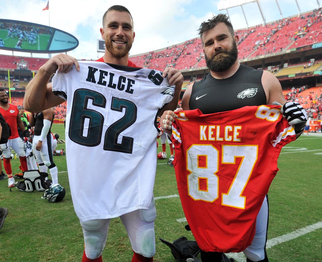 Travis Kelce von den Kansas City Chiefs (links) und sein Bruder Jason von den Philadelphia Eagles