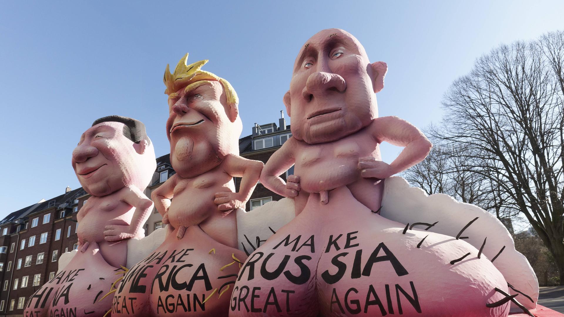 Autokraten Trump, Putin und Xi mit großen Hodensäcken, Make America, Russia, China Great Again, Pappmaché-Figuren, Mottowagen von Jacques Tilly, Rosenmontagszug 2025, Düsseldorf, Rheinland, Nordrhein-Westfalen, Deutschland. Autokraten Trump, Putin und Xi mit großen Hodensäcken, Make America, Russia, China Great Again, Pappmaché-Figuren, Mottowagen von Jacques Tilly, Rosenmontagszug 2025, Düsseldorf, Rheinland, Nordrhein-Westfalen, Deutschland.