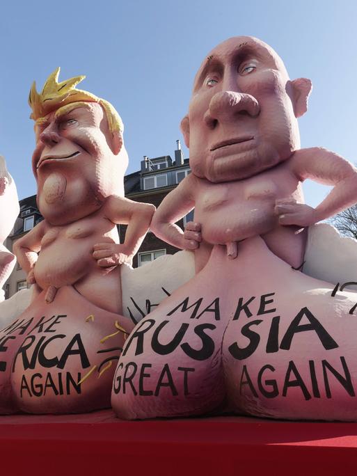 Autokraten Trump, Putin und Xi mit großen Hodensäcken, Make America, Russia, China Great Again, Pappmaché-Figuren, Mottowagen von Jacques Tilly, Rosenmontagszug 2025, Düsseldorf, Rheinland, Nordrhein-Westfalen, Deutschland. 