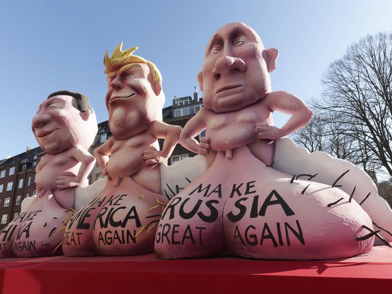 Autokraten Trump, Putin und Xi mit großen Hodensäcken, Make America, Russia, China Great Again, Pappmaché-Figuren, Mottowagen von Jacques Tilly, Rosenmontagszug 2025, Düsseldorf, Rheinland, Nordrhein-Westfalen, Deutschland. 