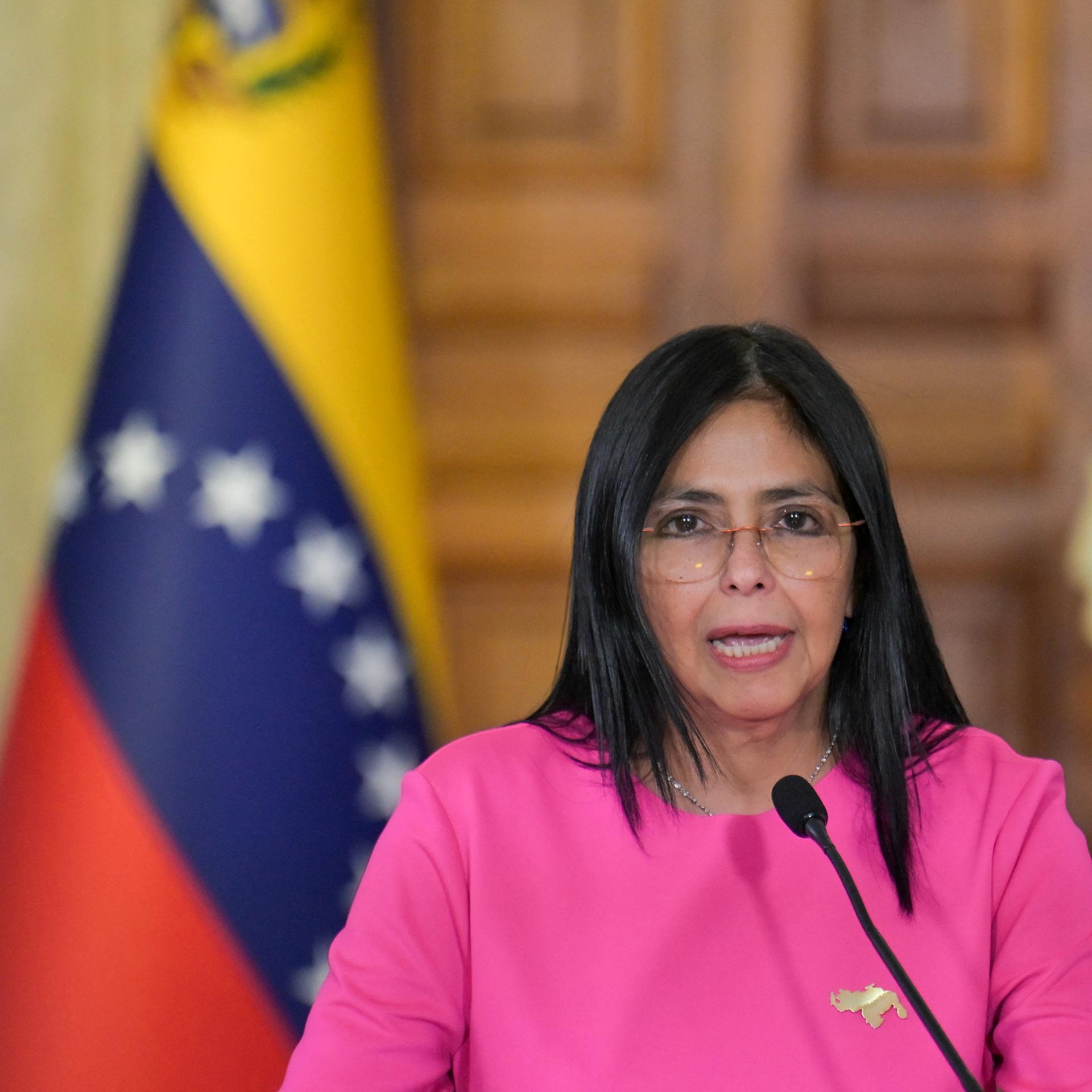 Venezuelas Vizepräsidentin Delcy Rodriguez spricht bei einer Pressekonferenz in Caracas.