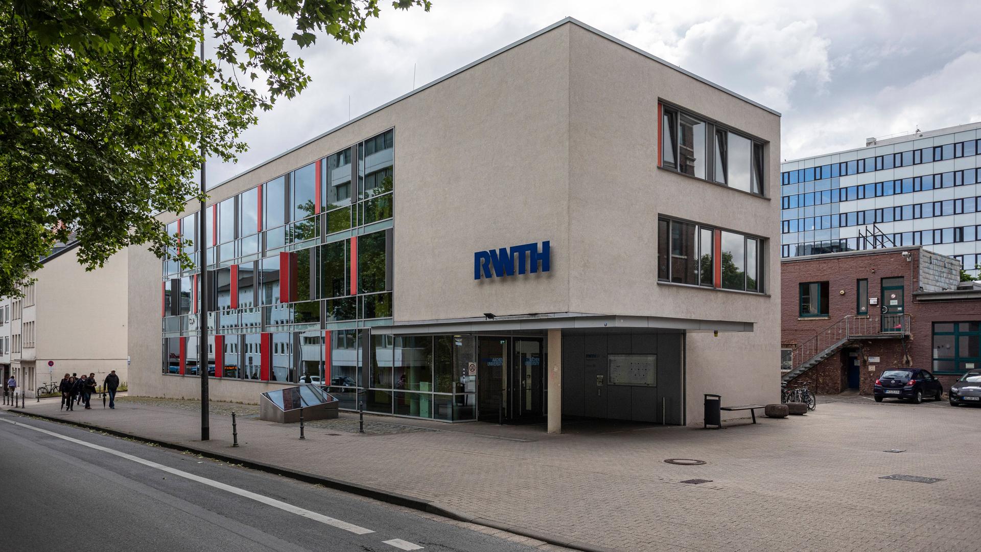Ein kastiges Gebäude mit der Aufschrift "RWTH"