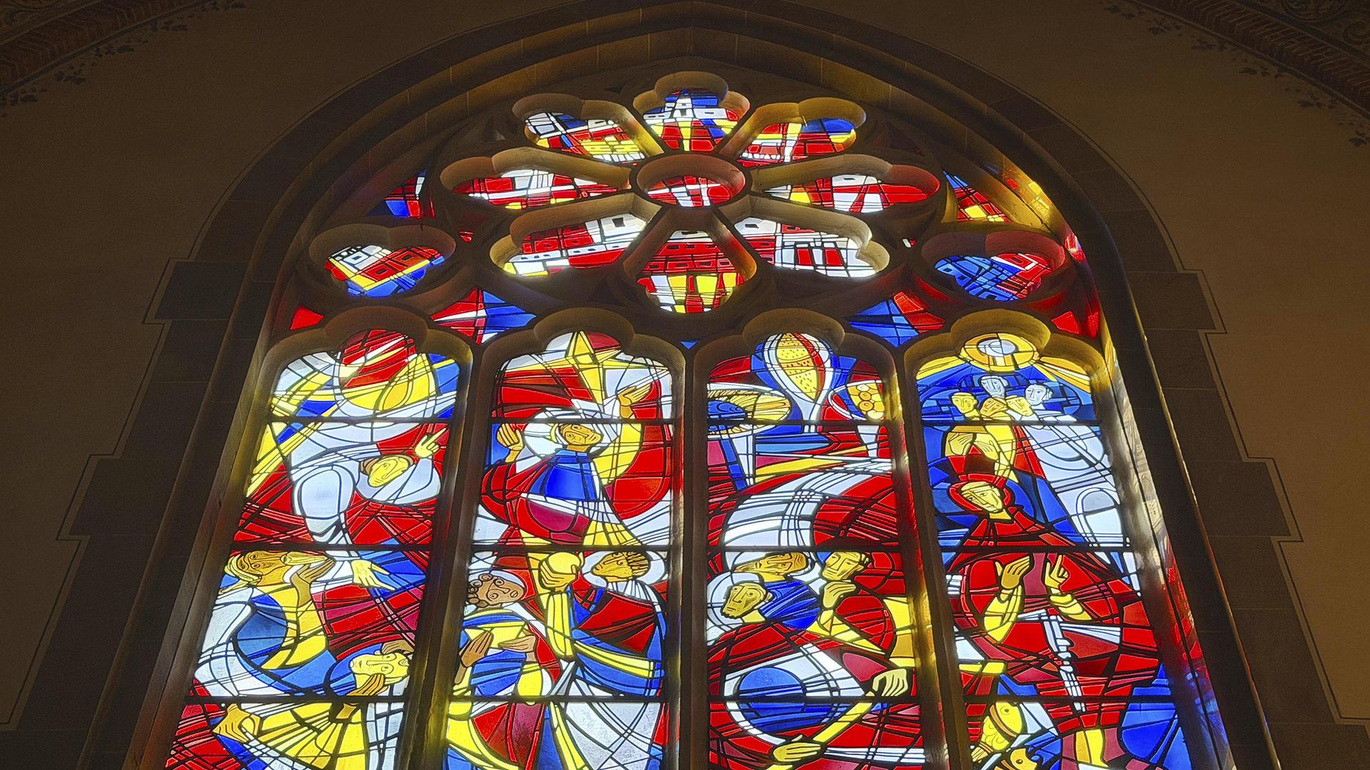 Blick in ein bunt gemustertes Kirchenfenster Blick in ein bunt gemustertes Kirchenfenster