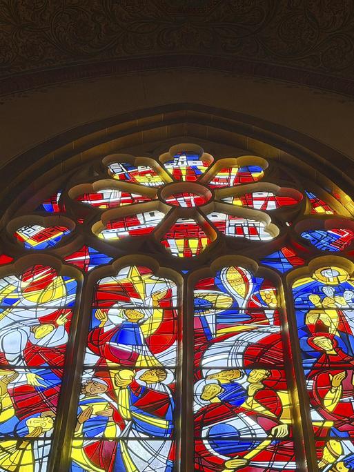 Blick in ein bunt gemustertes Kirchenfenster