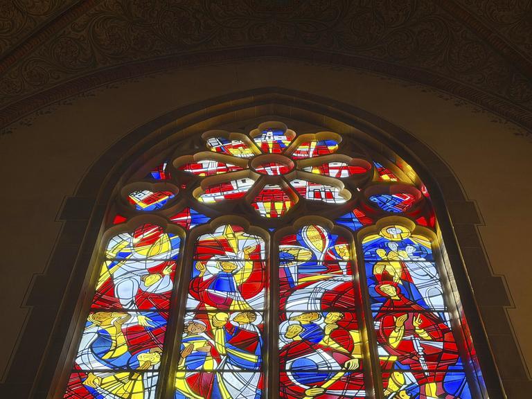 Blick in ein bunt gemustertes Kirchenfenster
