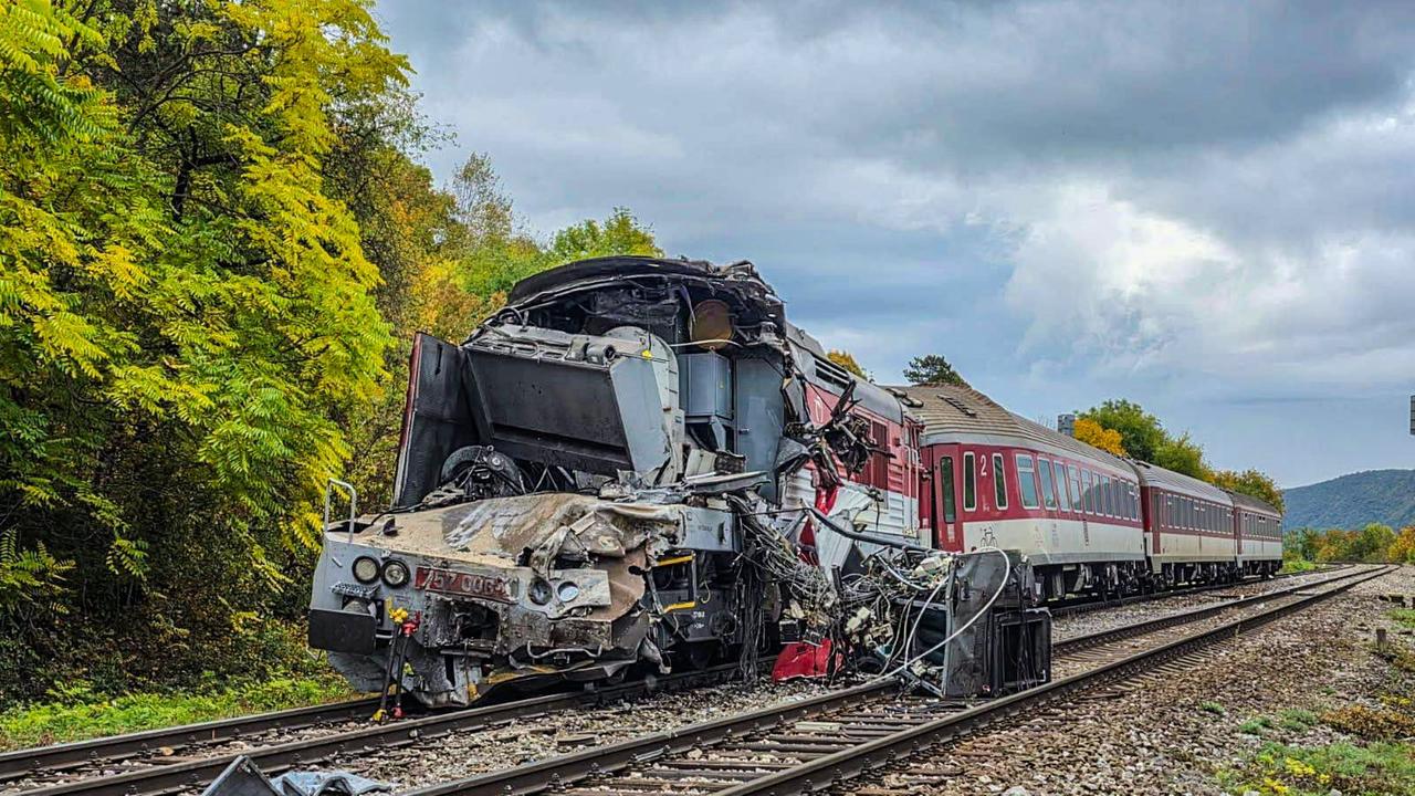 Slowakei, Jablonov Nad Turòou: Die Unfallstelle nach dem Zusammenstoß zweier Schnellzüge. Slowakei, Jablonov Nad Turòou: Die Unfallstelle nach dem Zusammenstoß zweier Schnellzüge.