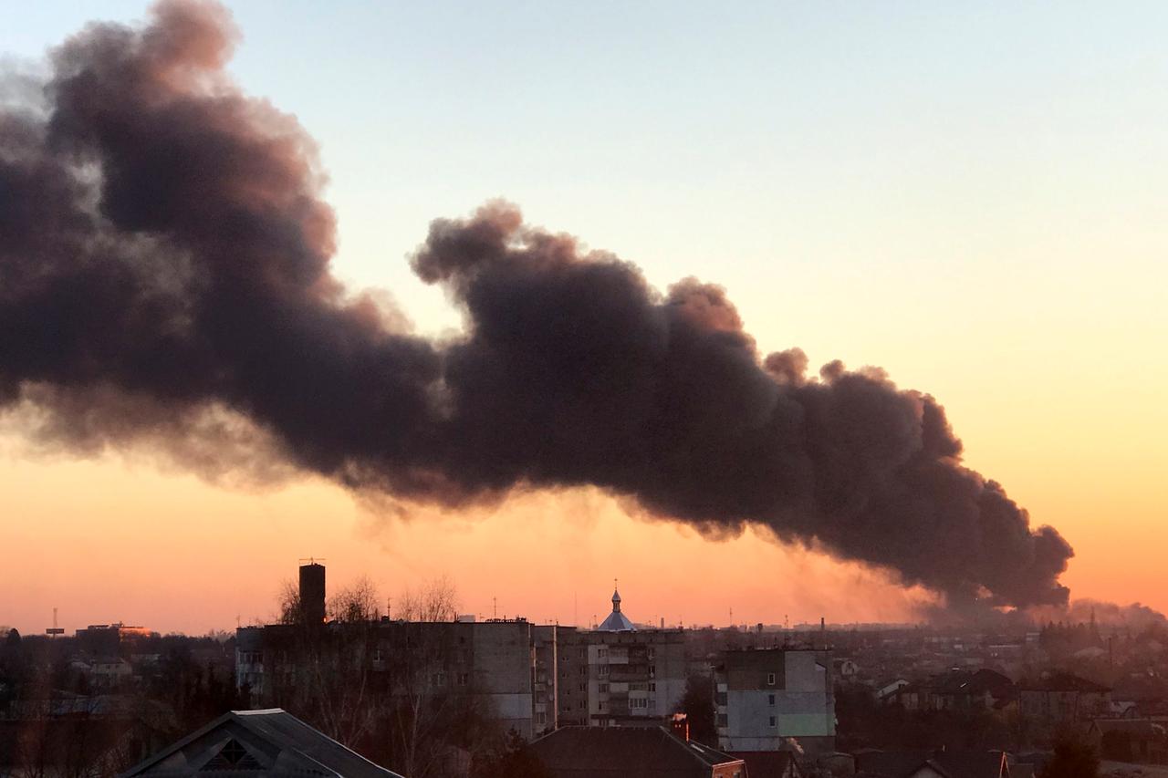 Eine Rauchwolke steigt nach einer Explosion auf. Am Flughafen der westukrainischen Großstadt Lwiw (Lemberg) haben sich am Morgen heftige Explosionen ereignet. 