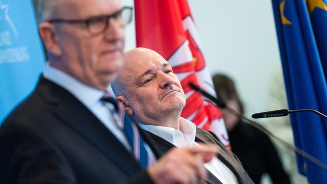 Dietmar Woidke (SPD, l.), Ministerpräsident von Brandenburg, und Robert Crumbach, aus dem BSW und der BSW-Fraktion ausgetretener Vize-Ministerpräsident, stehen in der Staatskanzlei von Brandenburg bei einem Statement zusammen. 
