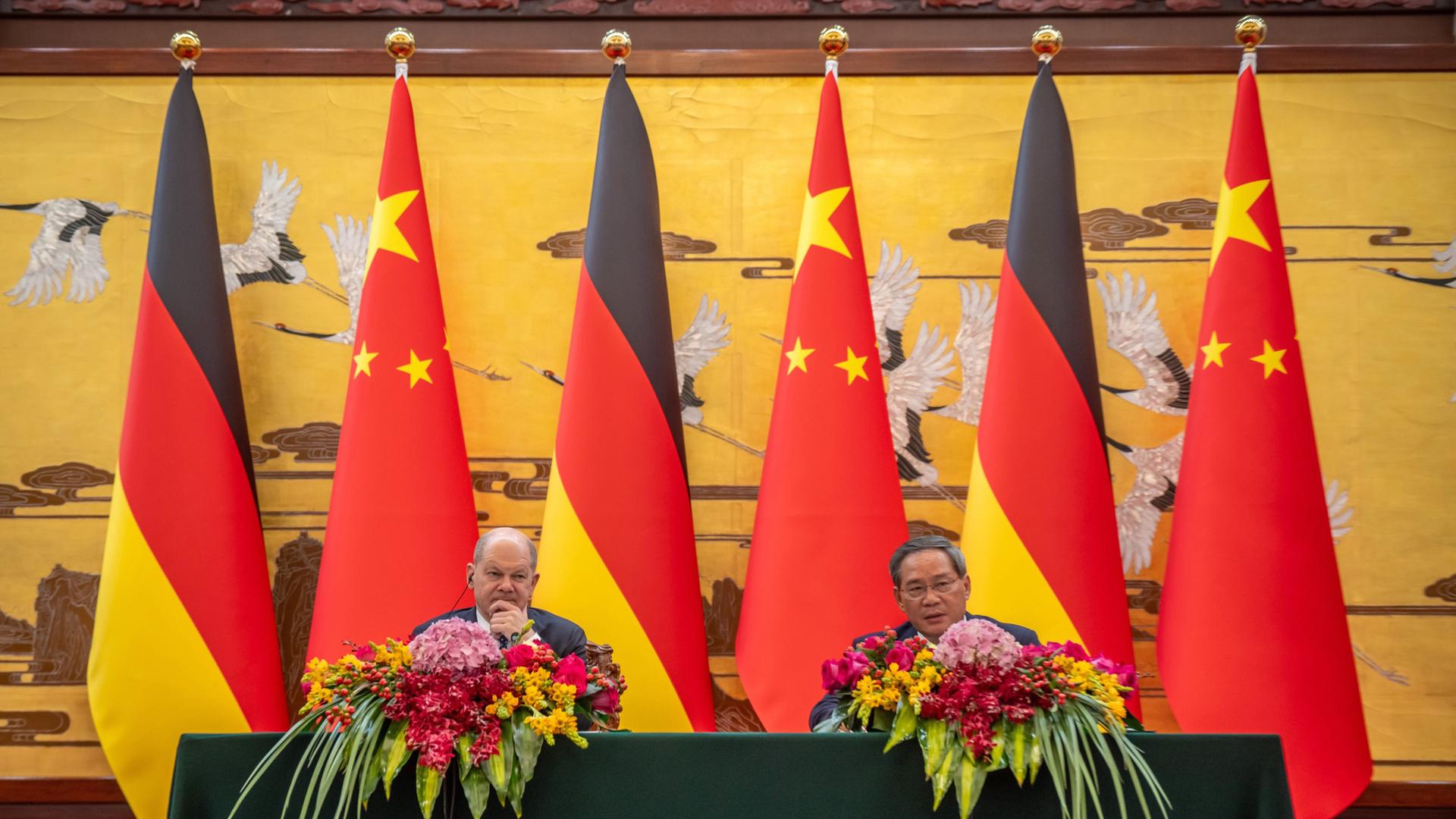China, Peking: Bundeskanzler Olaf Scholz nimmt neben Li Qiang, Ministerpräsident von China, an einer Pressebegegnung nach den Gesprächen in der Großen Halle des Volkes teil.