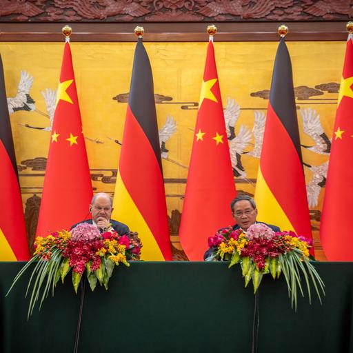 China, Peking: Bundeskanzler Olaf Scholz nimmt neben Li Qiang, Ministerpräsident von China, an einer Pressebegegnung nach den Gesprächen in der Großen Halle des Volkes teil.