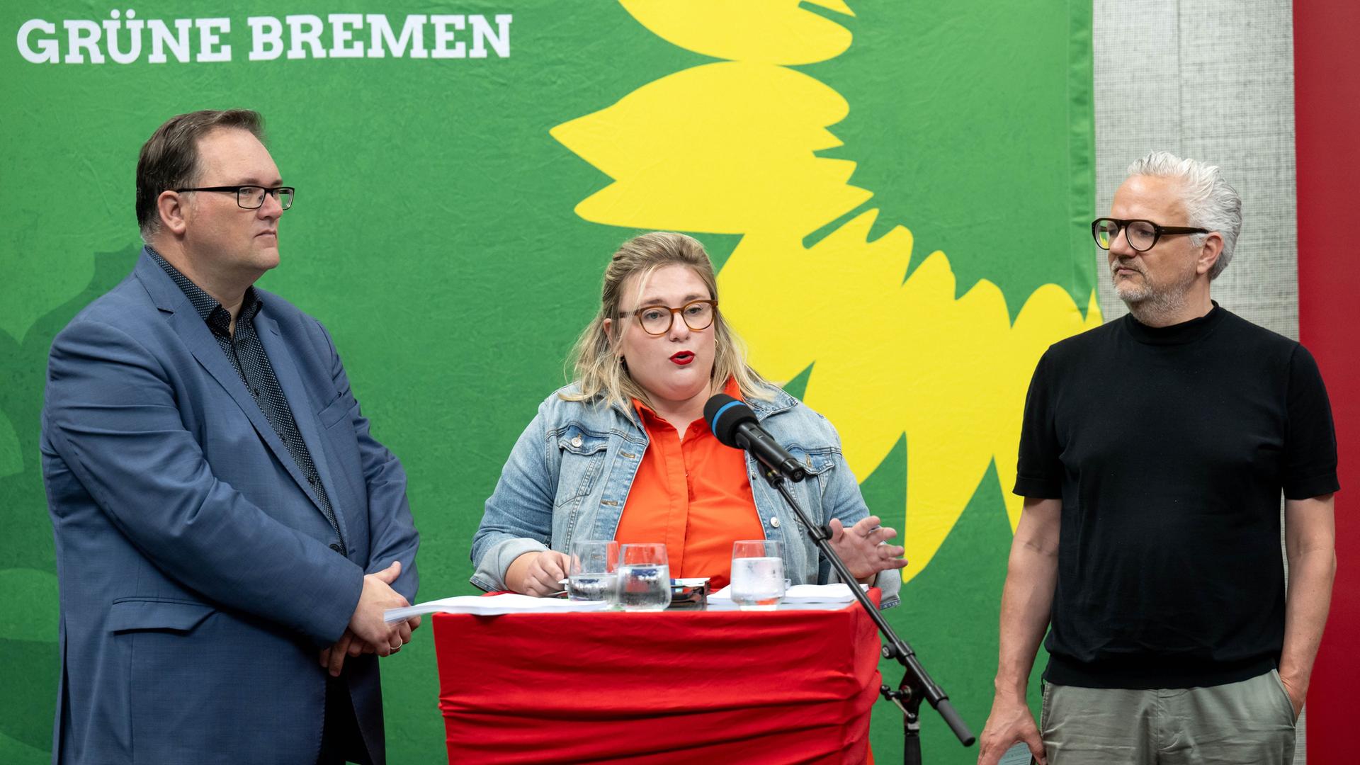 Bremen: Björn Fecker (l-r), Alexandra Werwath und Florian Pfeffer von den Bremer Grünen, bei der Vorstellung des neu ausgehandelten Koalitionsvertrages. Nach der Bürgerschaftswahl am 14. Mai hatten die alten und neuen Regierungsparteien fast vier Wochen über die Inhalte ihrer gemeinsamen Politik und über die Ressortverteilung verhandelt.