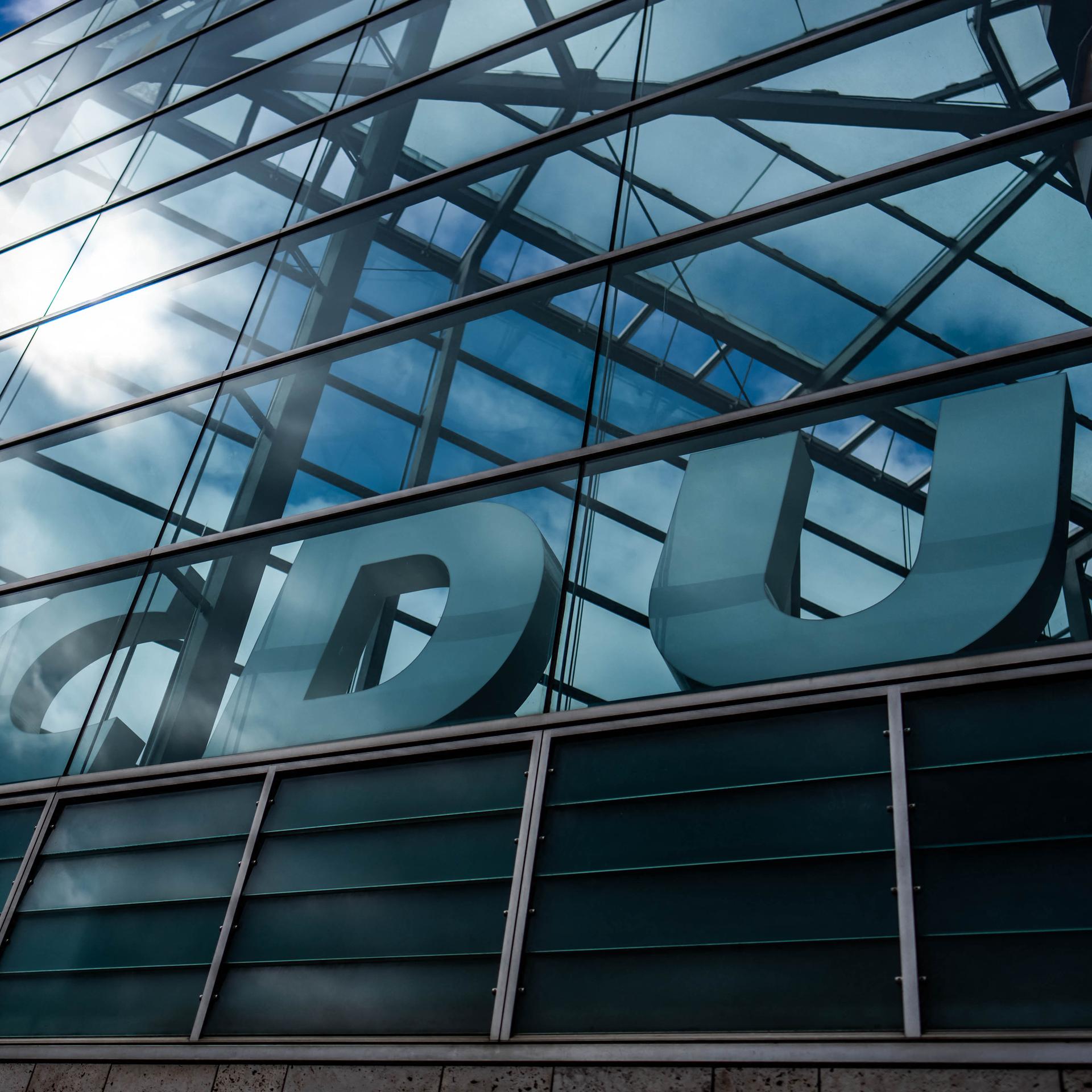 Das Logo der CDU, aufgenommen an der Bundeszentrale der Union, dem Konrad-Adenauer-Haus in Berlin.