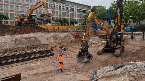 Mit Baggern wird eine Fläche im Frankfurter Stadtteil Gallus für den Bau von Wohnungen im neuen Westville-Viertel vorbereitet.
