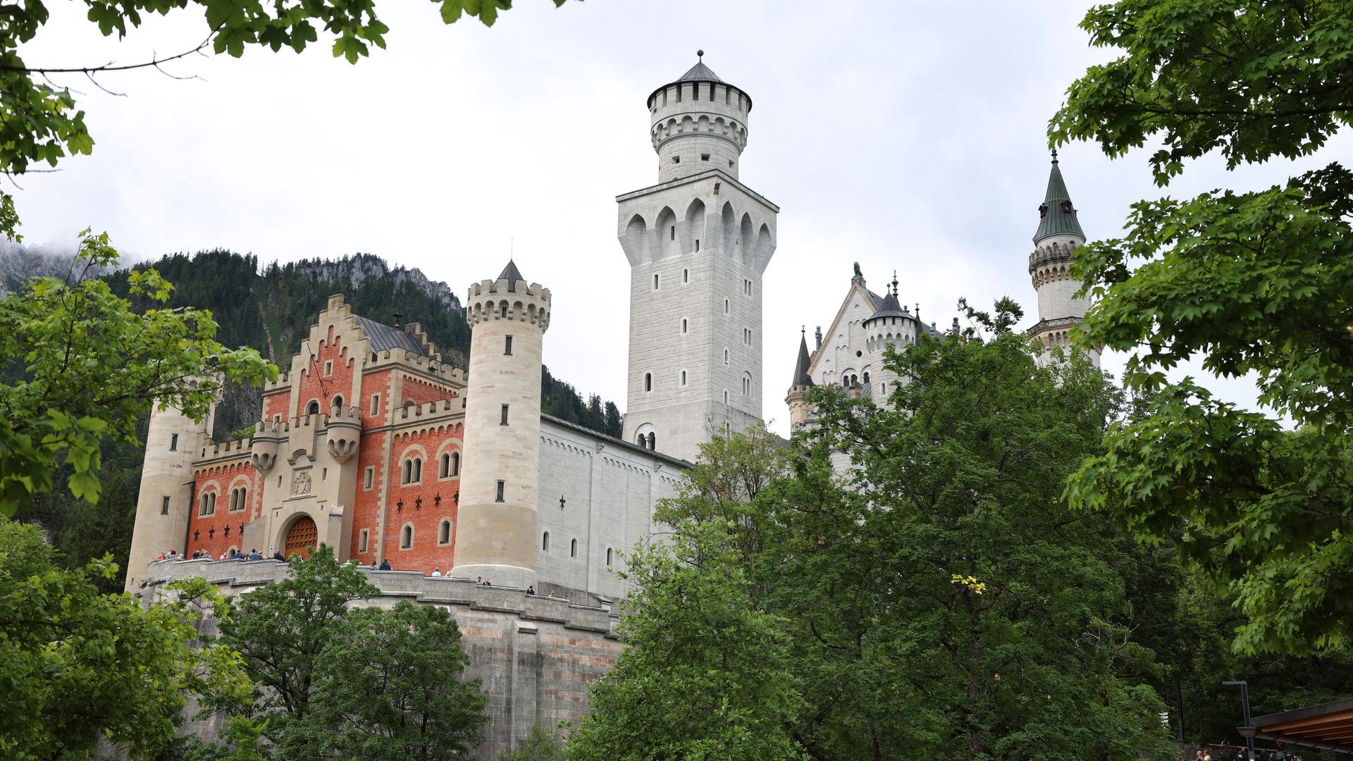 Das Schloss Neuschwanstein, gesehen von einer Aussichtsplattform. Das Schloss Neuschwanstein, gesehen von einer Aussichtsplattform.