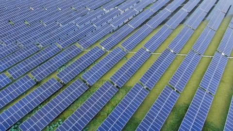 Blick auf einen chinesischen Solarpark von oben
