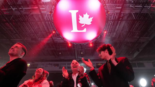 Anhänger der Liberalen Partei in Kanada klatschen und freuen sich.