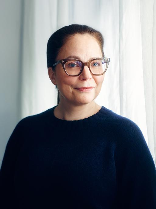 Thea Dorn, mit Brille und dunklem Pullover, steht vor einem Fenster und blickt in die Kamera. Thea Dorn, mit Brille und dunklem Pullover, steht vor einem Fenster und blickt in die Kamera.