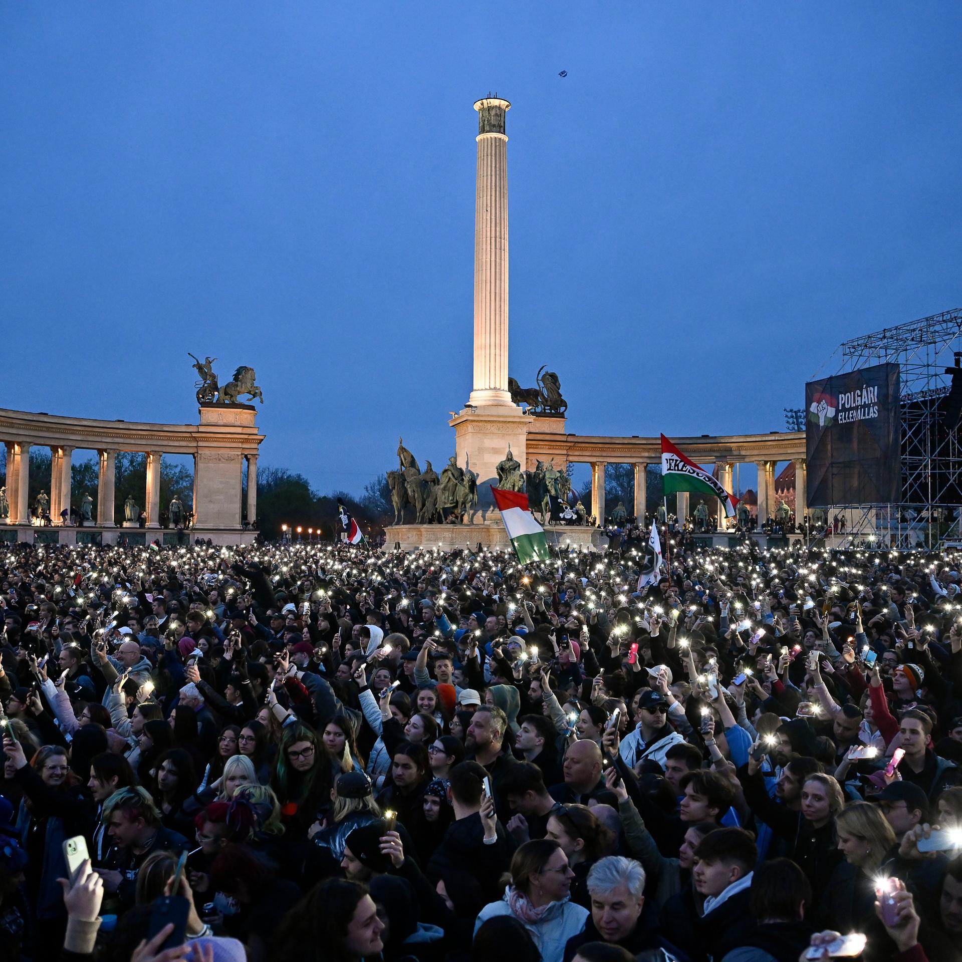 Tausende Menschen bei einem regierungskritischen Konzert auf dem Budapester Heldenplatz, viele halten leuchtende Handys in den dunklen Nachthimmel.