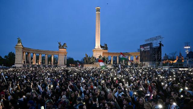 Viele Menschen halten bei einem Konzert in der Stadt ihre Handys nach oben. Man sieht die Lichter von den Handys.