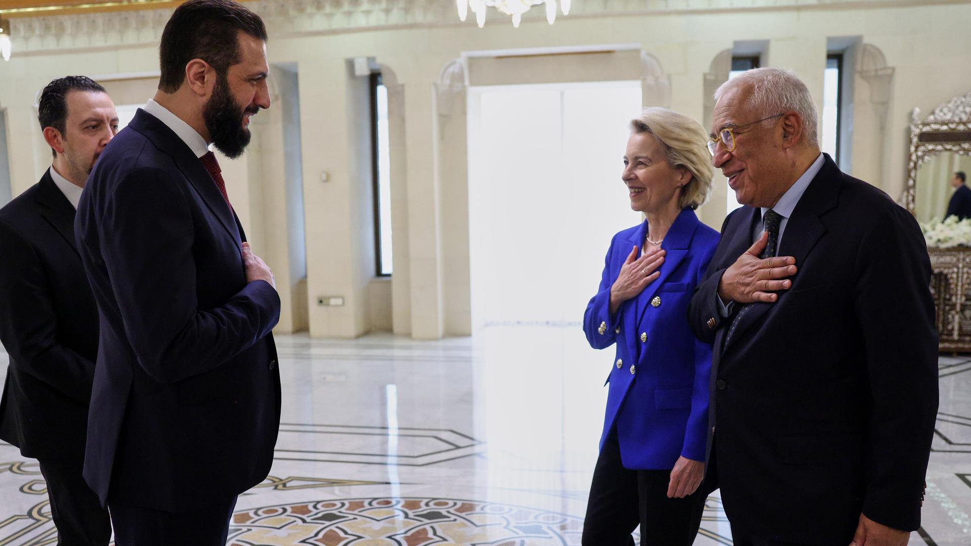 Der syrische Präsident al-Sharaa (links) begrüßt die Präsidentin der Europäischen Kommission von der Leyen (Mitte) und den Präsidenten des Europäischen Rates Costa (rechts) im Präsidentenpalast in Damaskus.