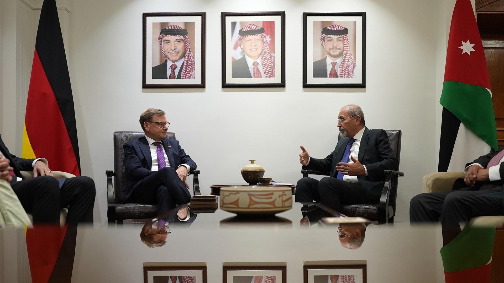 Außenminister Wadephul (l.) spricht mit seinem jordanischen Amtskollegen al-Safadi während eines Treffens im Außenministerium in Amman.
      
