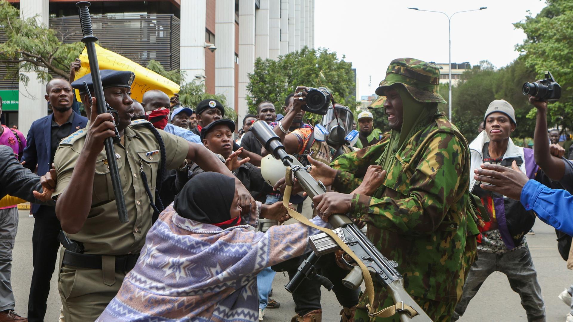 Eine Demonstrantin ringt mit einem Polizisten während eines Protestes nach dem Tod des Bloggers Albert Ojwang in Polizeigewahrsam in Nairobi, Kenia. Eine Demonstrantin ringt mit einem Polizisten während eines Protestes nach dem Tod des Bloggers Albert Ojwang in Polizeigewahrsam in Nairobi, Kenia.