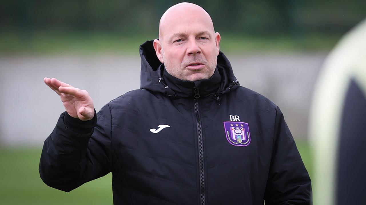 Fußballtrainer Brian Riemer leitet eine Trainingseinheit.