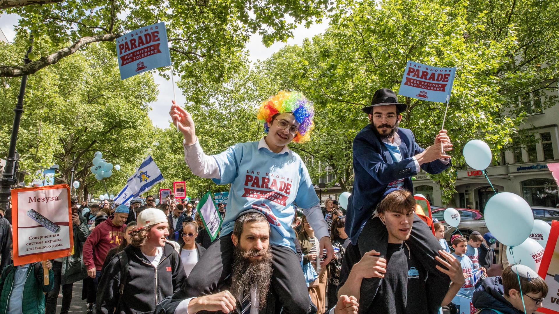 Menschen auf einer Parade in Berlin