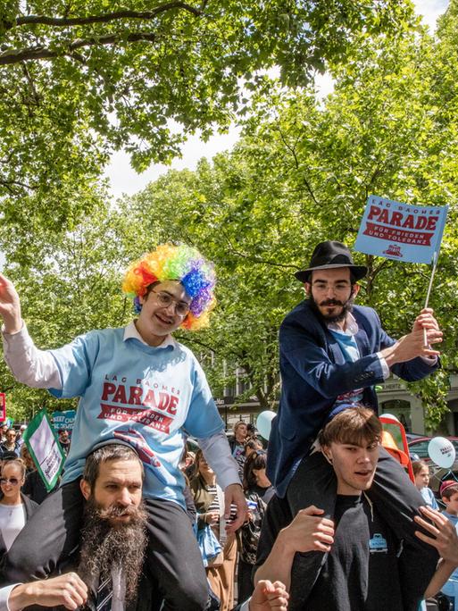 Menschen auf einer Parade in Berlin