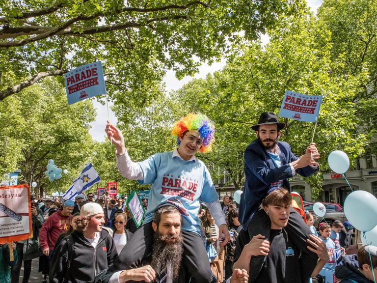 Menschen auf einer Parade in Berlin