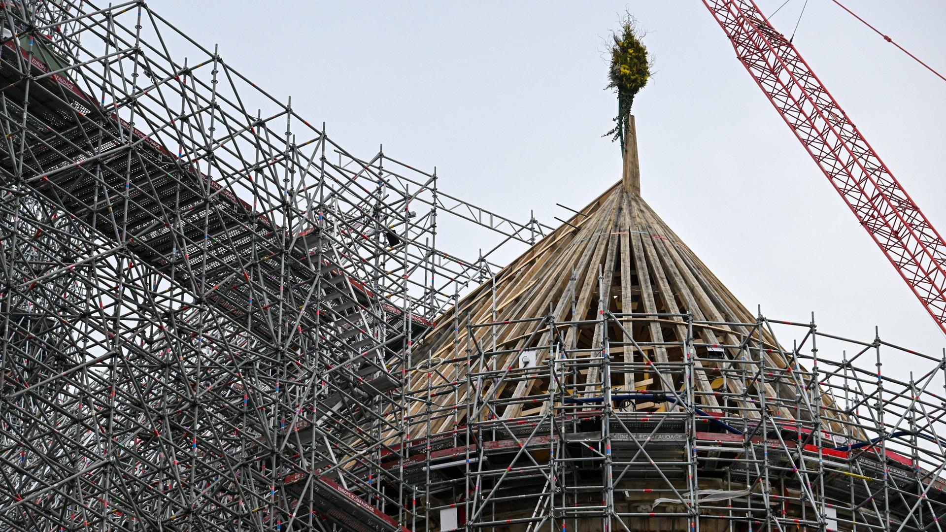 Zu sehen ist die Baustelle der Pariser Kathedrale Notre-Dame mit dem neuen Dachstuhl.