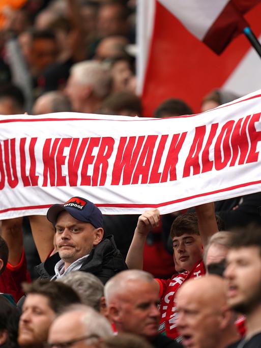 Fahne mit der Aufschrift "You'll Never Walk Alone" im Stadion des FC Liverpool