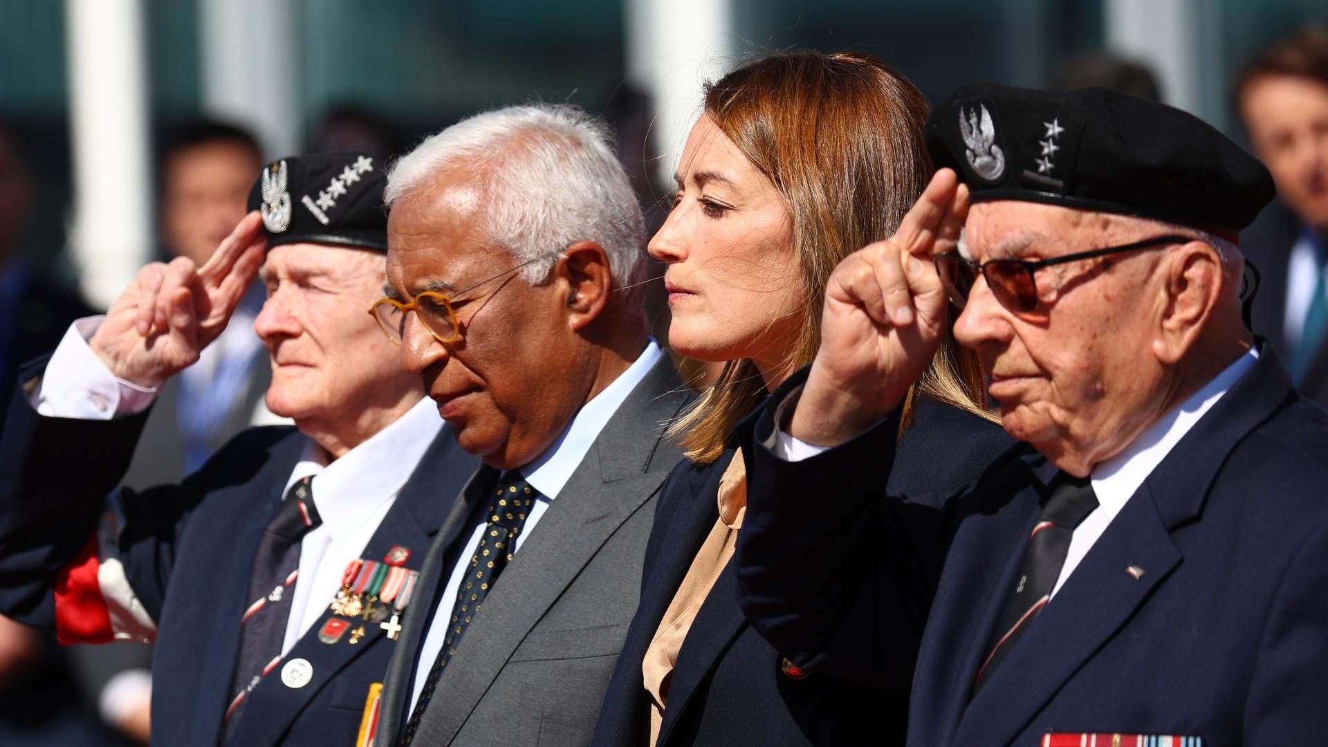 EU-Parlamentspräsidentin Metsola steht neben Kriegsveteranen an der Feier zum Kriegsende vor 20 Jahren. EU-Parlamentspräsidentin Metsola steht neben Kriegsveteranen an der Feier zum Kriegsende vor 20 Jahren.