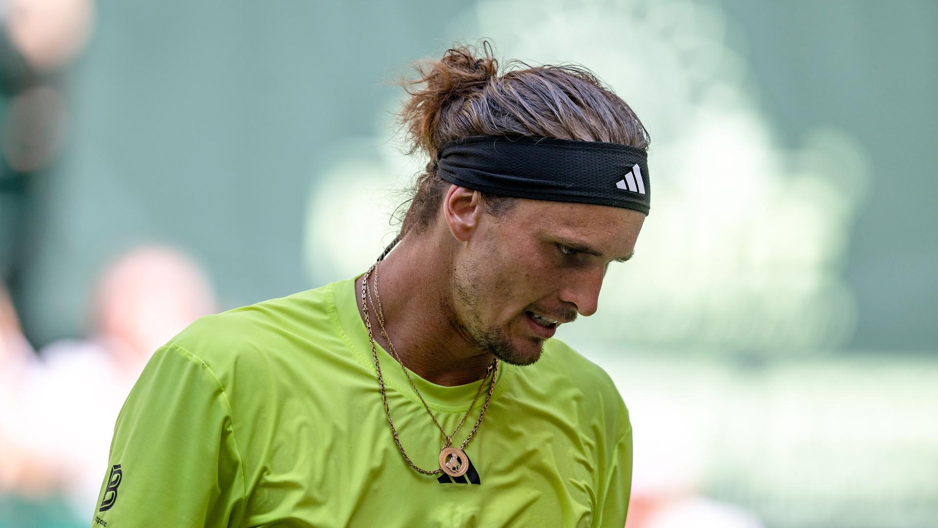 Der deutsche Tennisprofi Alexander Zverev lässt den Kopf hängen.