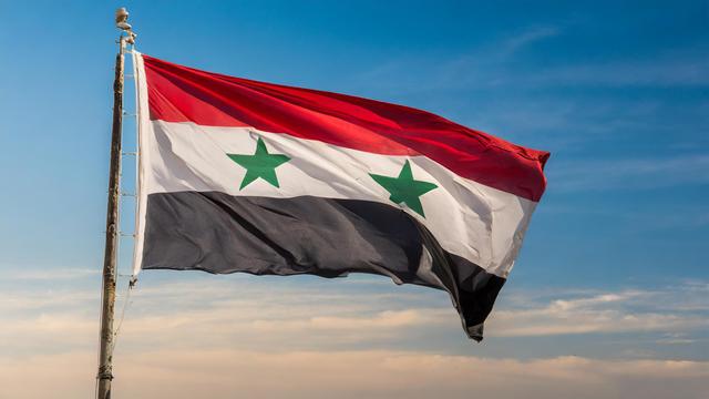 Die Fahne von Syrien flattert im Wind