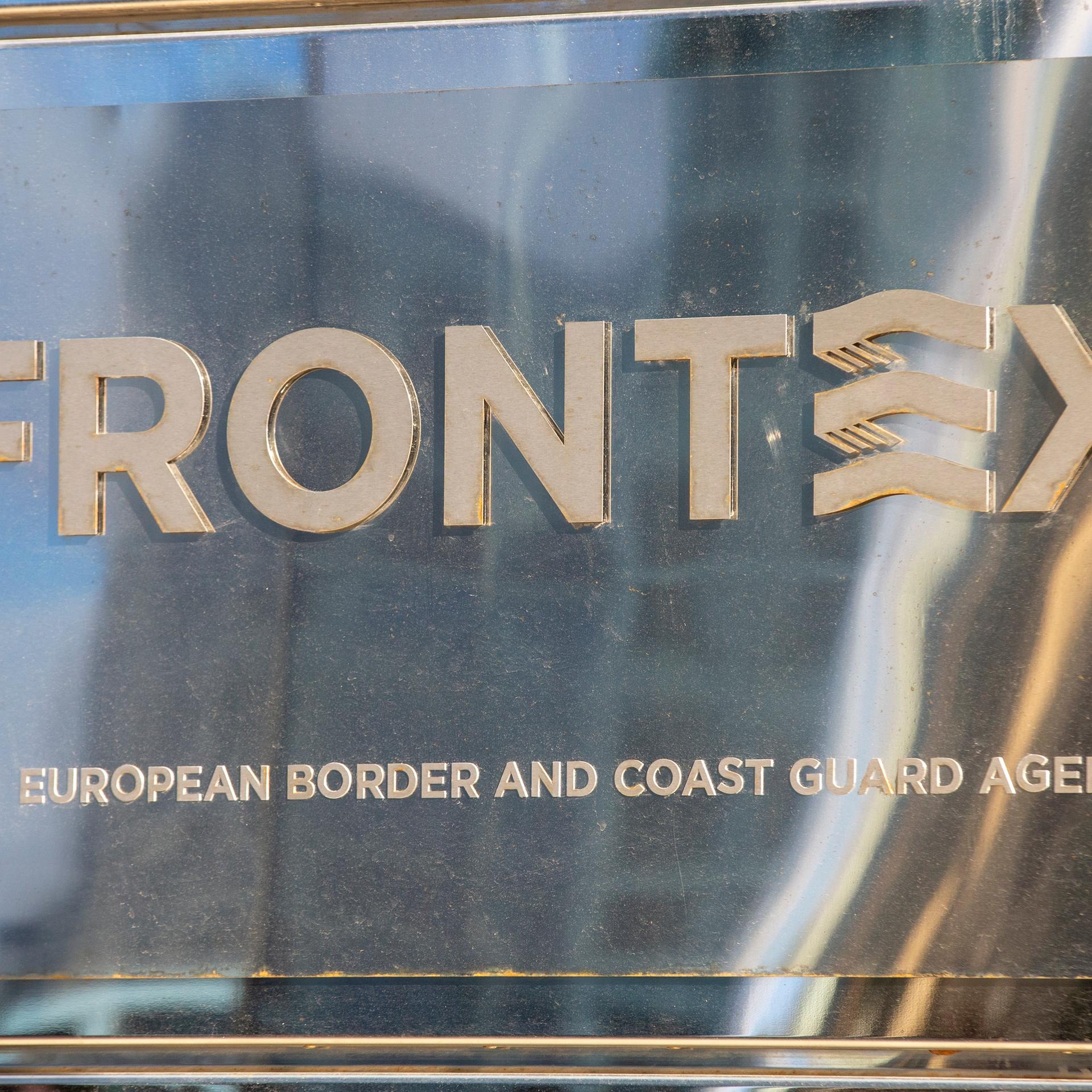 Blick auf das Logo der EU-Grenzschutz Agentur Frontex.
