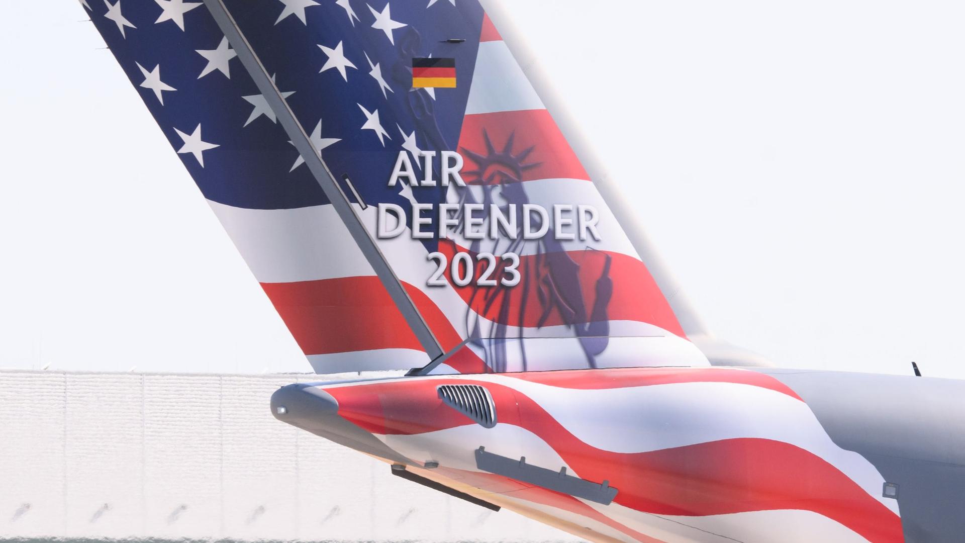 Ein Airbus A400M der Luftwaffe der Bundeswehr mit Sonderlackierung "Air Defender 2023" rollt zur Startbahn vom Fliegerhorst Wunstorf in der Region Hannover. Ein Airbus A400M der Luftwaffe der Bundeswehr mit Sonderlackierung "Air Defender 2023" rollt zur Startbahn vom Fliegerhorst Wunstorf in der Region Hannover.